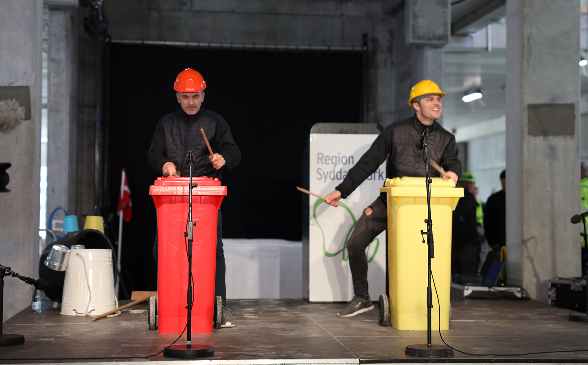 Et STOMP-orkester spillede på affaldsspande til rejsegildet