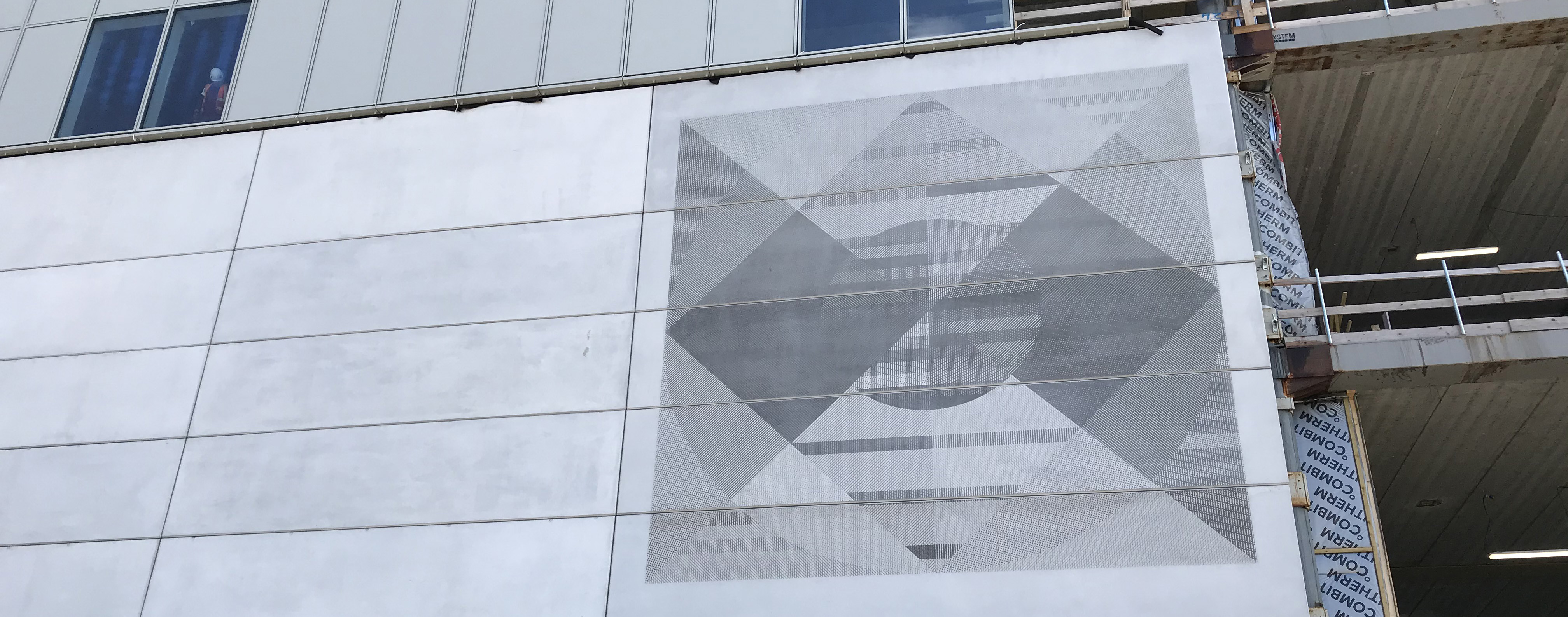 Facaden på vestklyngen på det nye OUH dekoreres allerede af et kunstværk