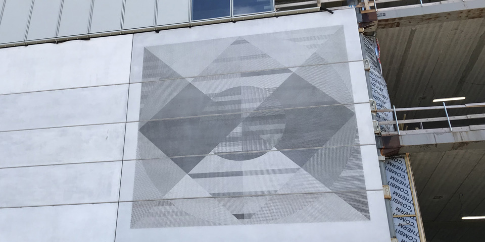 Facaden på vestklyngen på det nye OUH dekoreres allerede af et kunstværk