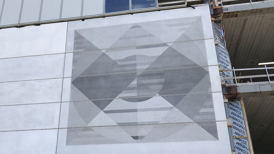 Facaden på det nye OUH er allerede udsmykket med et kunstværk