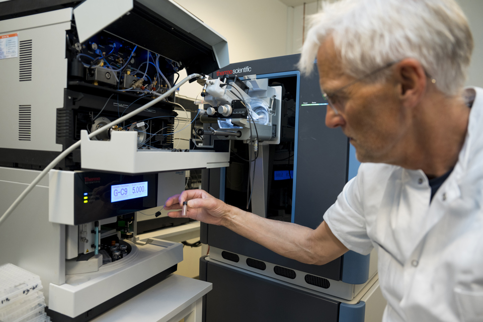 Ældre læge justerer på en maskine.