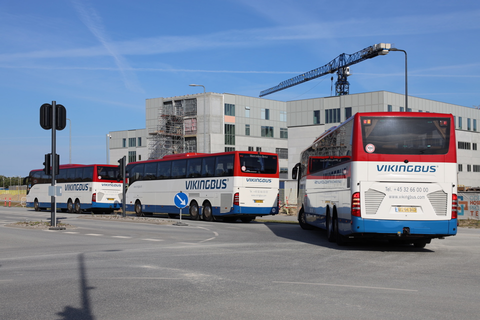 Buser, der kørte besøgende rundt på ringen