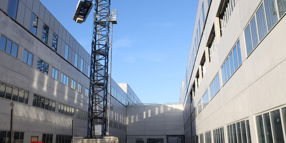 Et kig mellem bygningerne på byggepladsen for det nye OUH januar 2022
