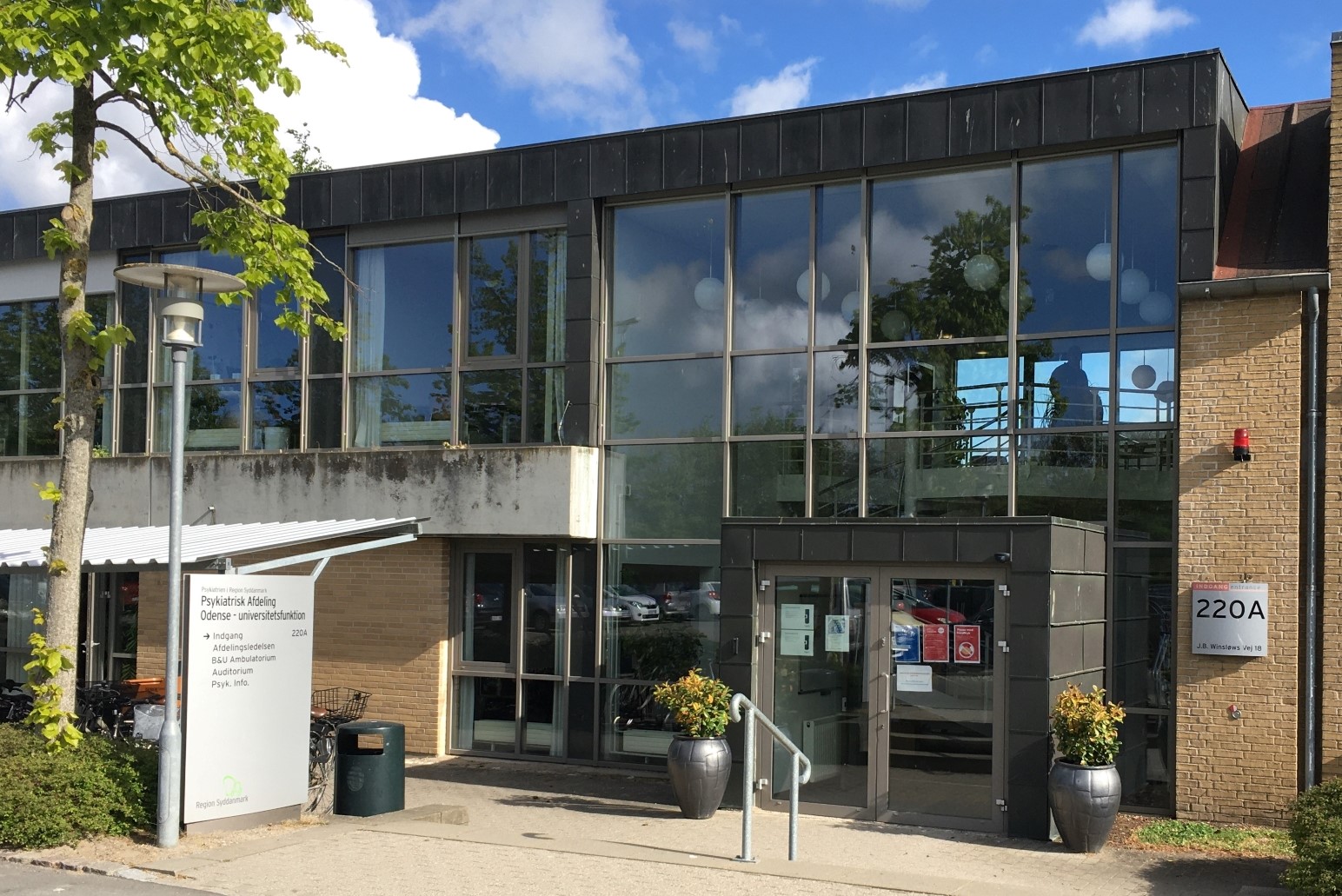 Indgang 220A, Børne- og Ungdomspsykiatri Syddanmark i Odense