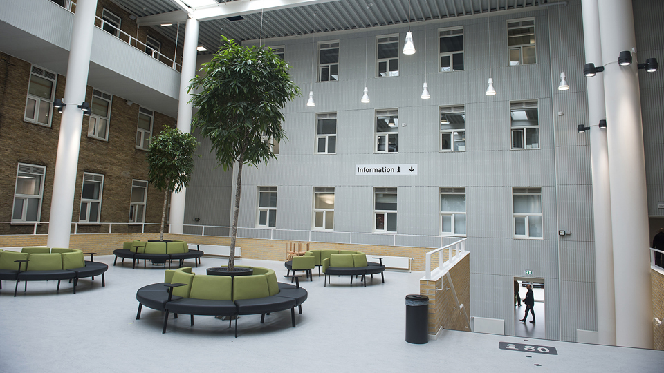 Atriumgården på Svendborg Sygehus er en grøn oase midt i sygehuset