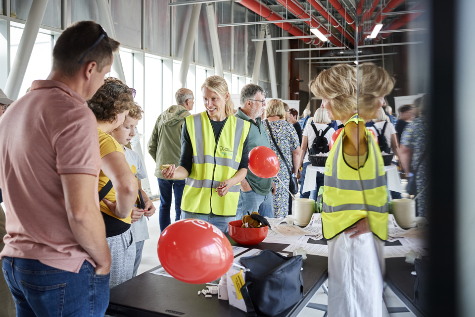 Stand med fagfolk og besøgende