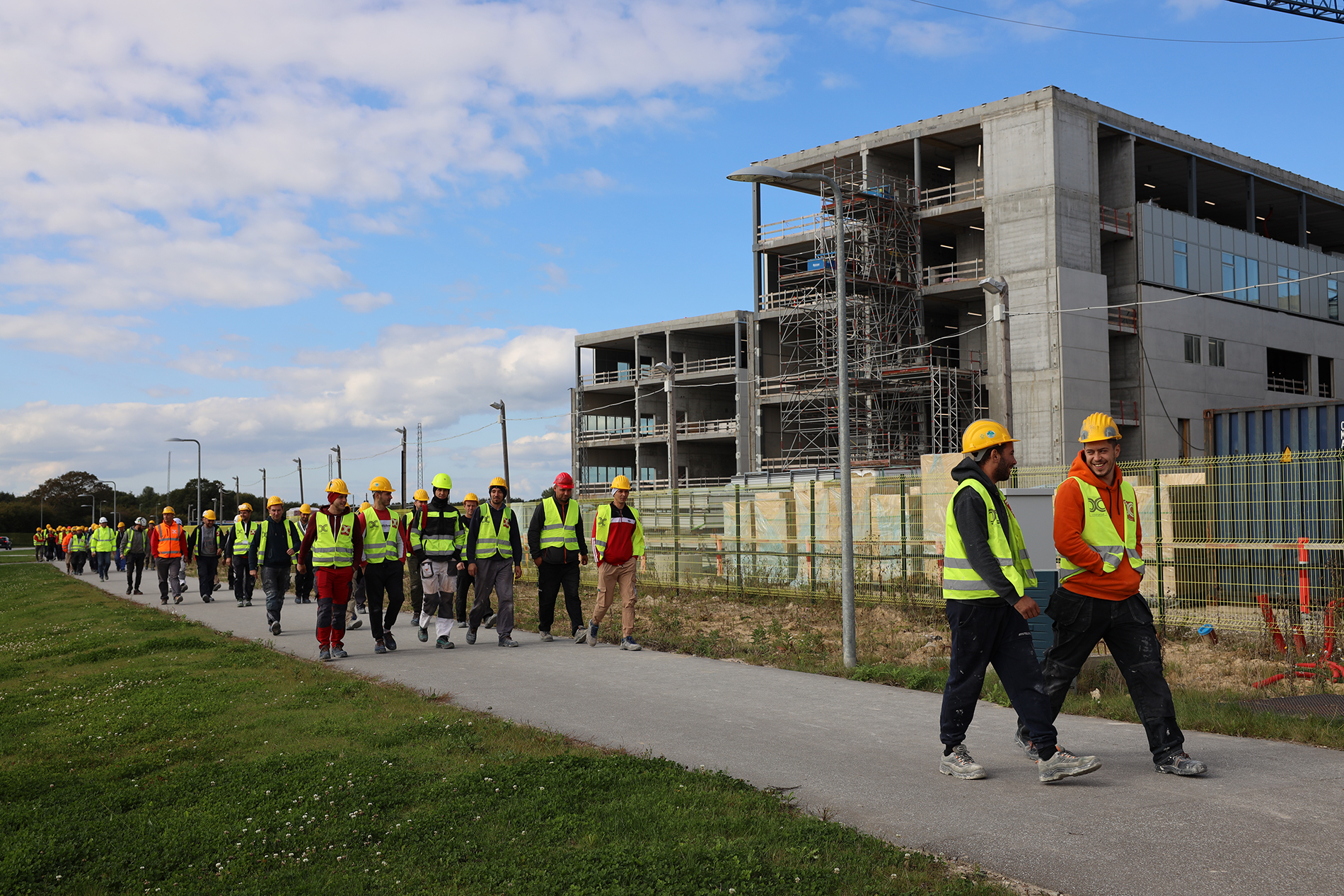Byggearbejdere går til rejsegilde på det nye OUH