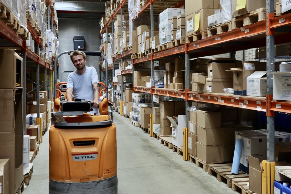 Logistikoperatør pakker varer på centrallageret