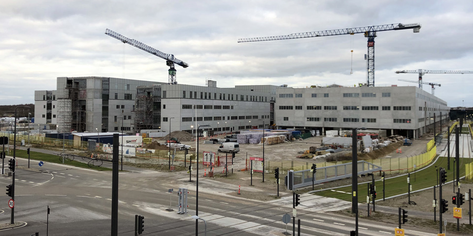 FAM og behandlingsbygningerne i sydvest på det nye OUH i december 2021