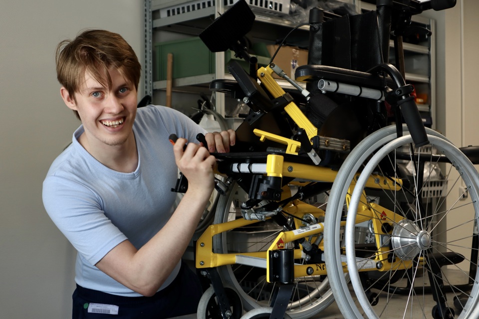 Portør reparerer hjælpemidler i Udlånsdepotet