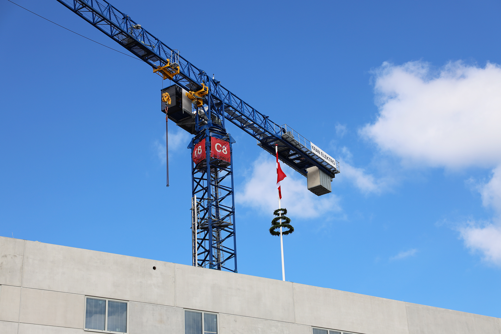Krans på taget ved siden af kran ved rejsegildet på det nye OUH