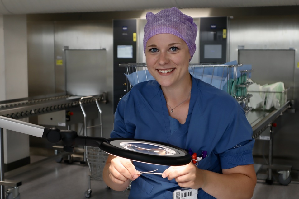 Sterilassistent kontrollerer operationsinstrumenter