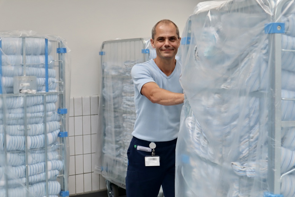 Portør transporterer linned