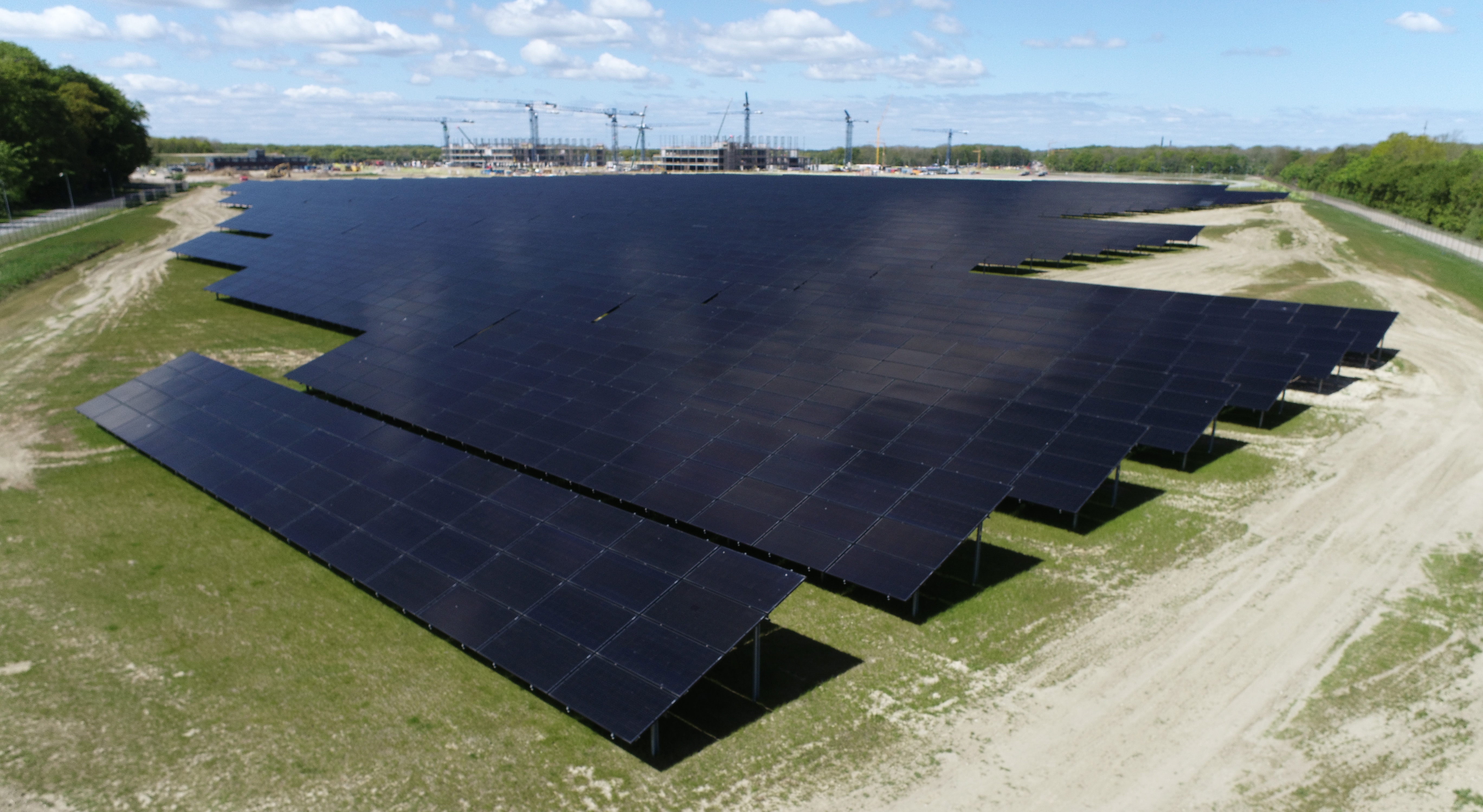 The 25,000 m² photovoltaic system in place is expected to produce 4,500 MWh per year. 