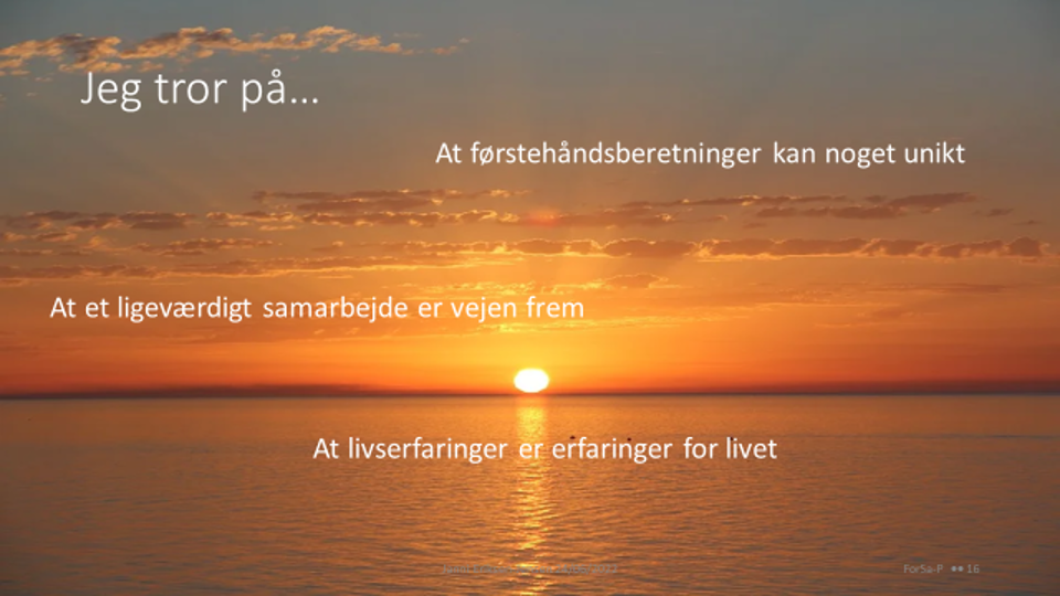 PowerPoint side fra oplægget om patientinddragelse på Sydvestjysk Sygehus. Baggrunden er et fotografi af en solnedgang. Med hvid tekst står: Jeg tror på, at førstehåndsberetninger kan noget unikt. At et ligeværdigt samarbejde er vejen frem. At livserfaringer er erfaringer for livet.