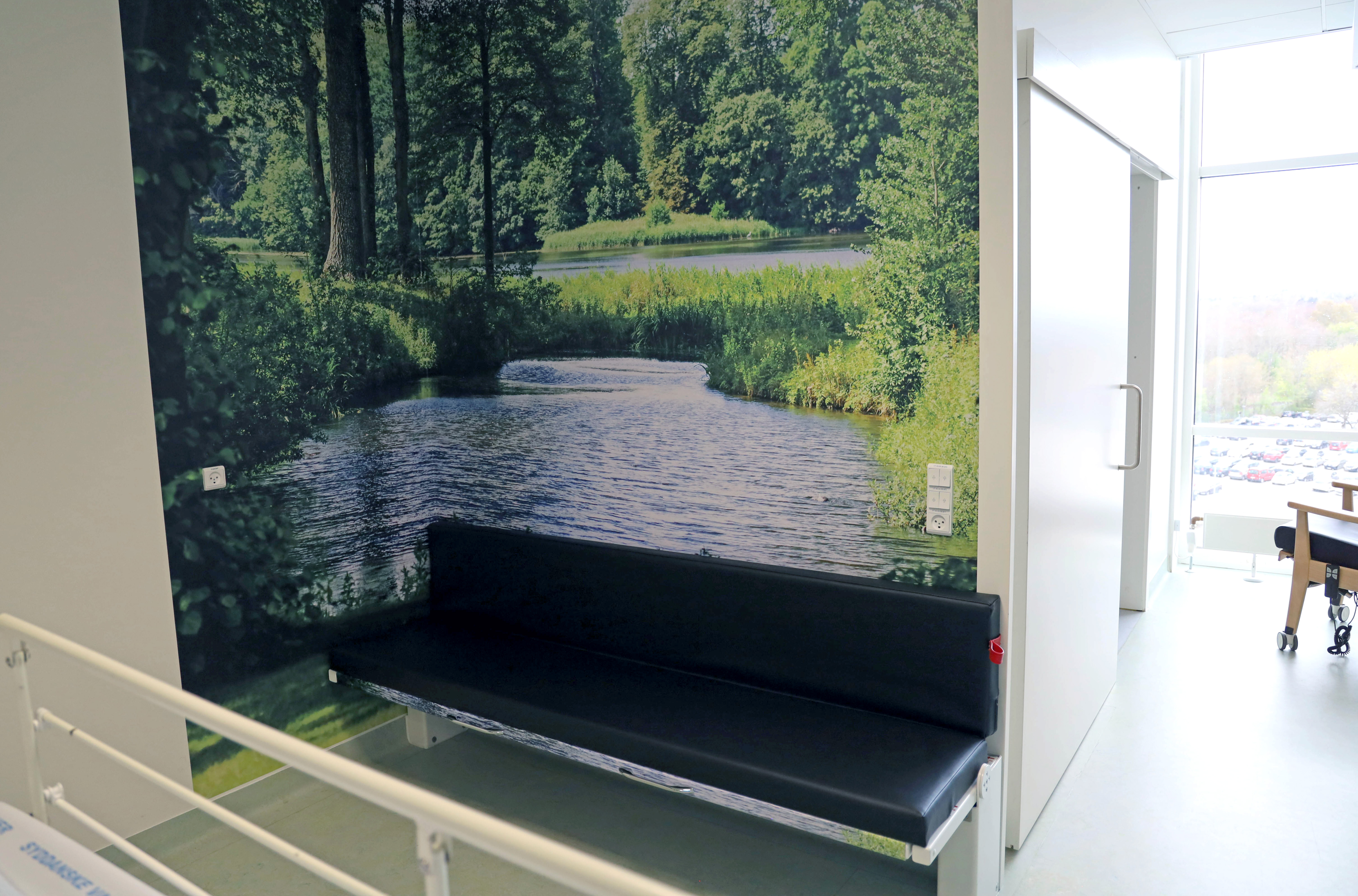 New furniture has arrived for the patient rooms at the new OUH: This is furniture for a relative of the patient and makes it easy to spend the night in the patient's room. 