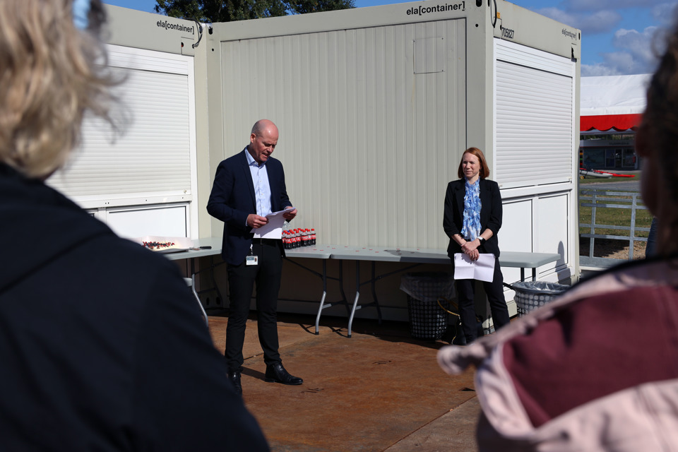 Projektleder Michael Stenger holder tale.