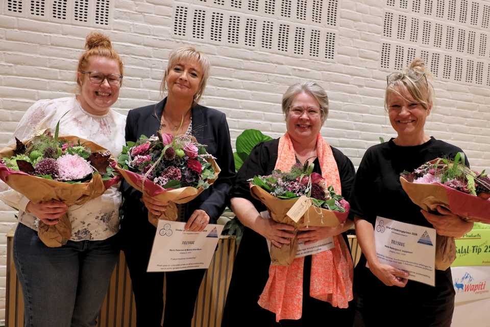 De fire kvinder med blomster og diplomer, der har vundet tre priser, til årets sygeplejesymposium