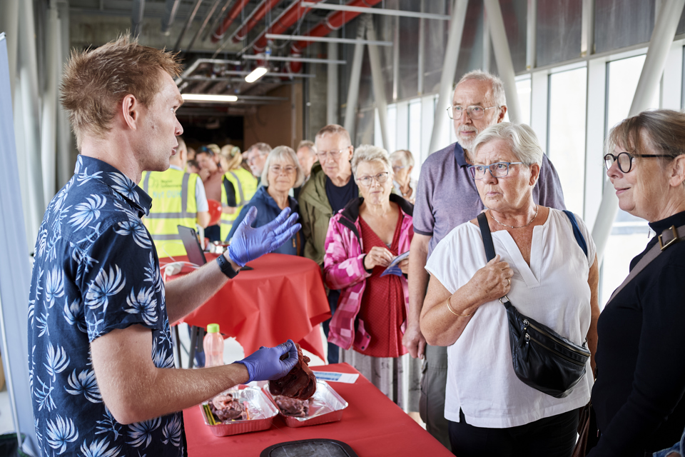 Stand med forsker og besøgende