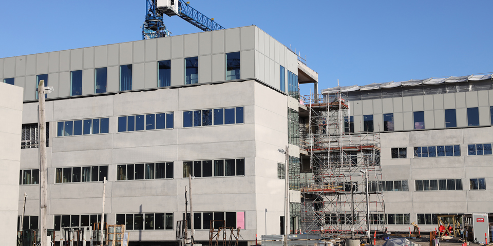 Facaderne på behandlingsområde øst på det nye OUH i januar 2022