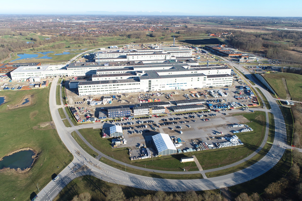 Dronebilledet over byggepladsen viser, at hospitalsbyggeriet nu står i fuld størrelse og en del færdig facade