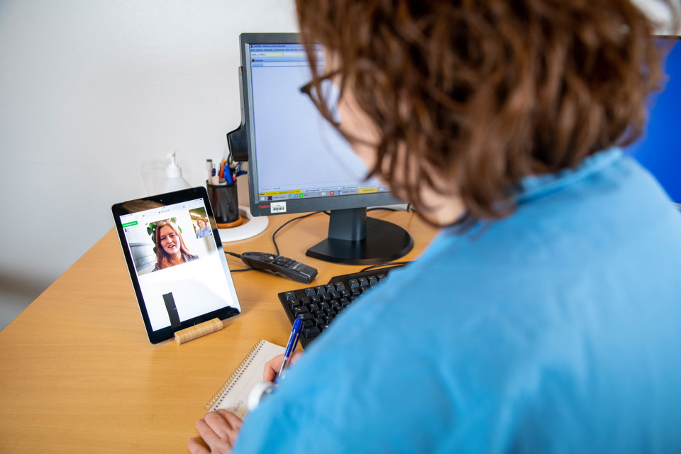 Kliniker og patient har en videokonsultation