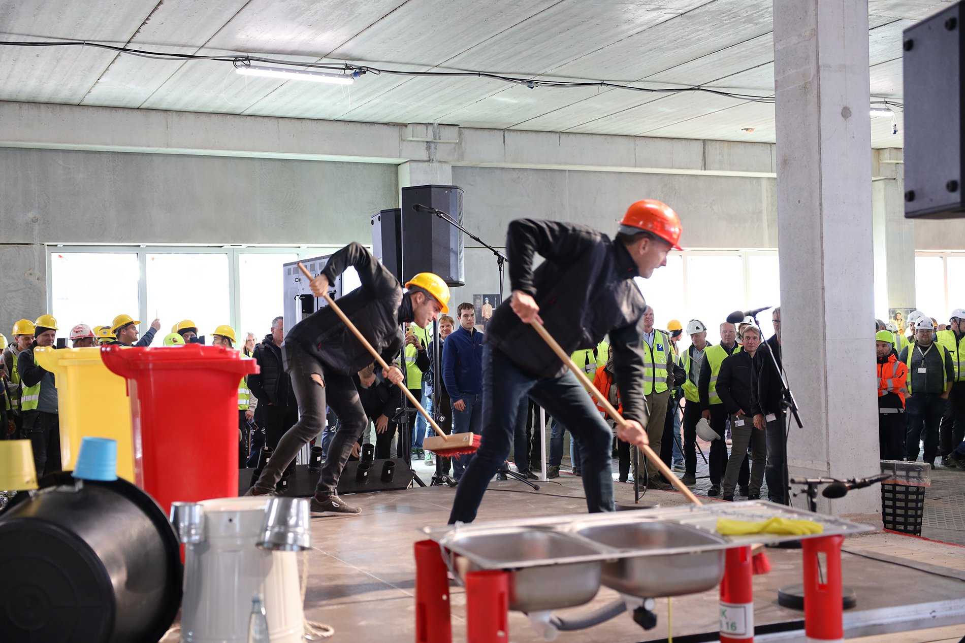 Et stomp-orkester underholdte med musik ved hjælp af koste til rejsegildet