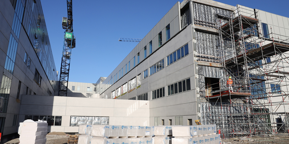 Facade på behandlingsområde vest på det nye OUH januar 2022