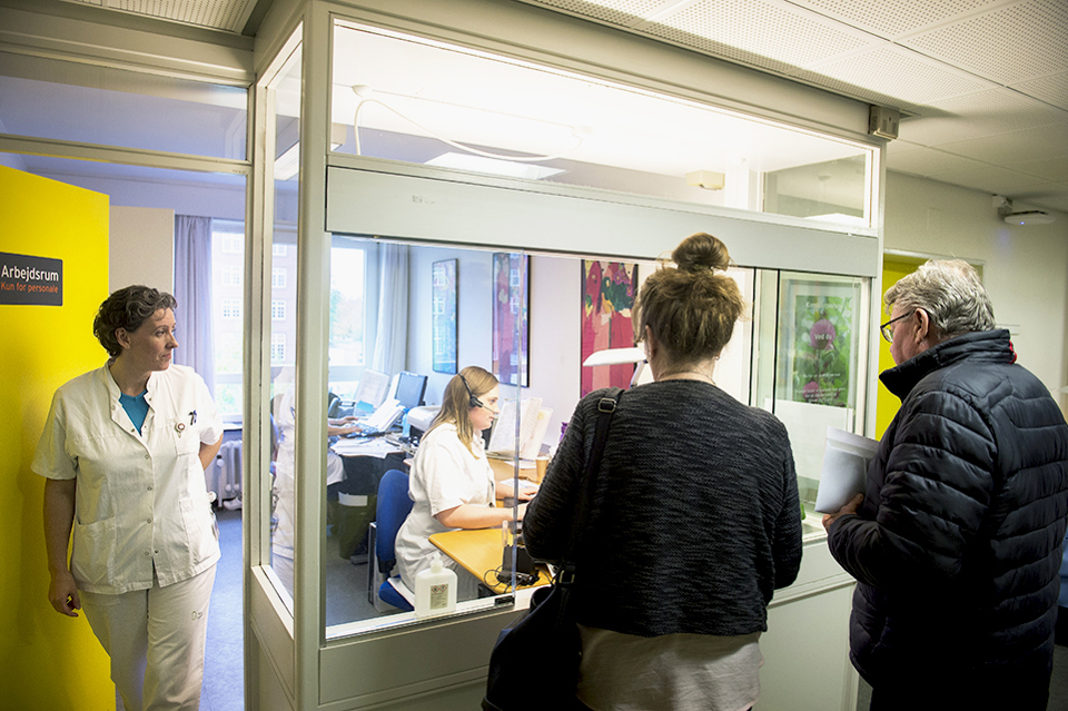 Personer foran skank 