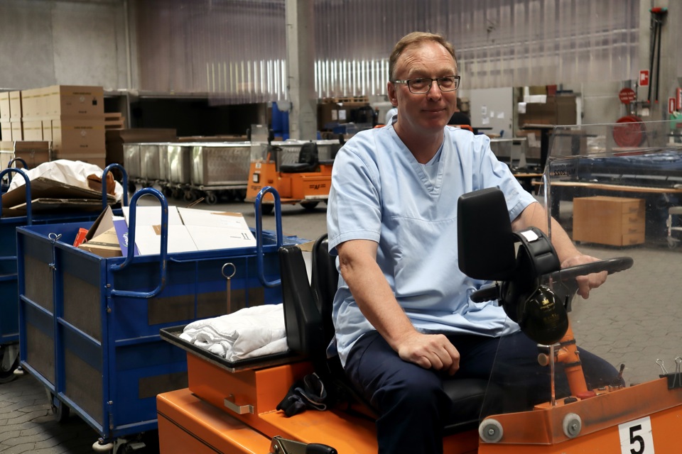 Portør transporterer affald