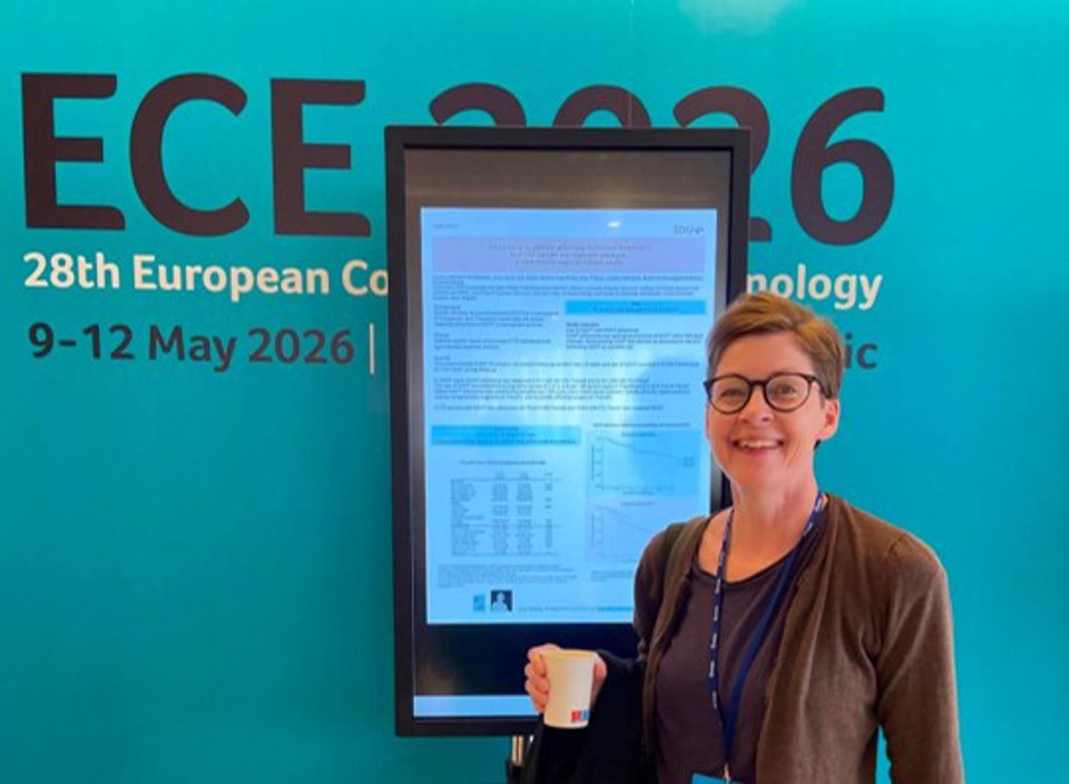 Dorte Glintborg står foran poster på ECE konference 2026.