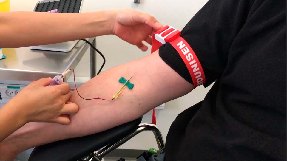 Blodprøve bliver taget fra en arm