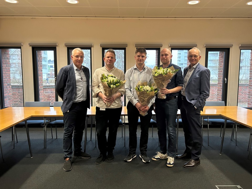 Billede af forskere på det nye Center for Klinisk Excellence THORACIC PARK sammen med koncerndirektør Kurt Espersen yderste til venstre og professor Jørgen Frøkiær fra AU