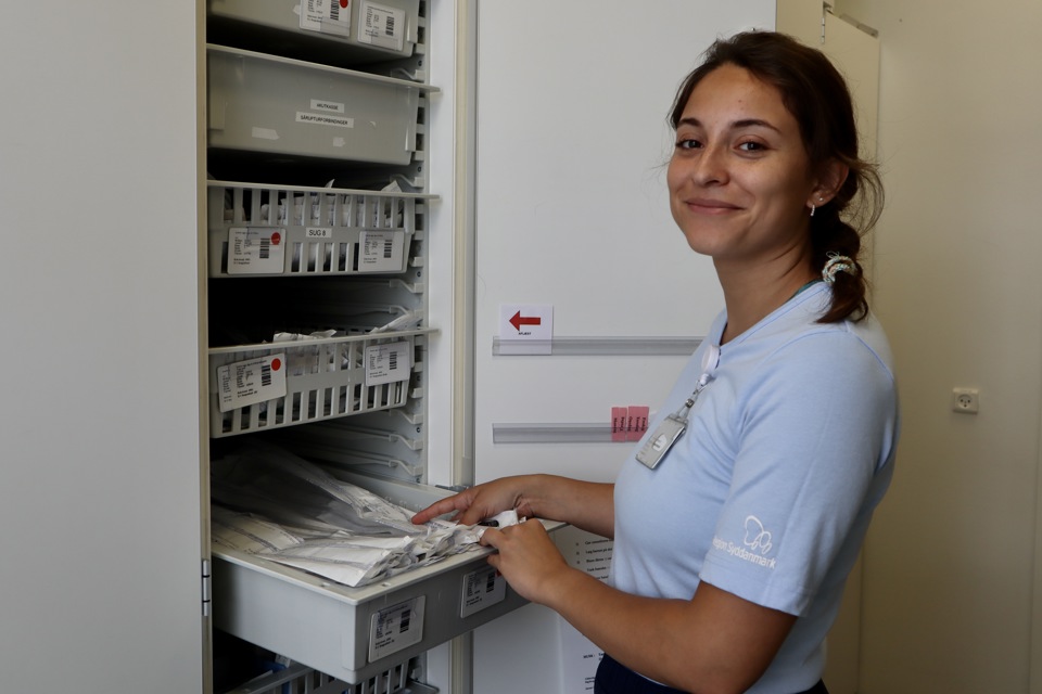 Logistikoperatør lægger varer på plads i et brikskab