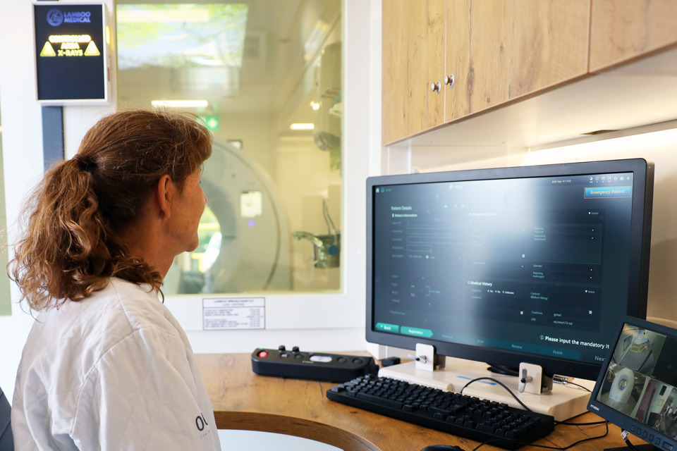 Radiografen sikrer billedkvaliteten ved CT-scanneren.