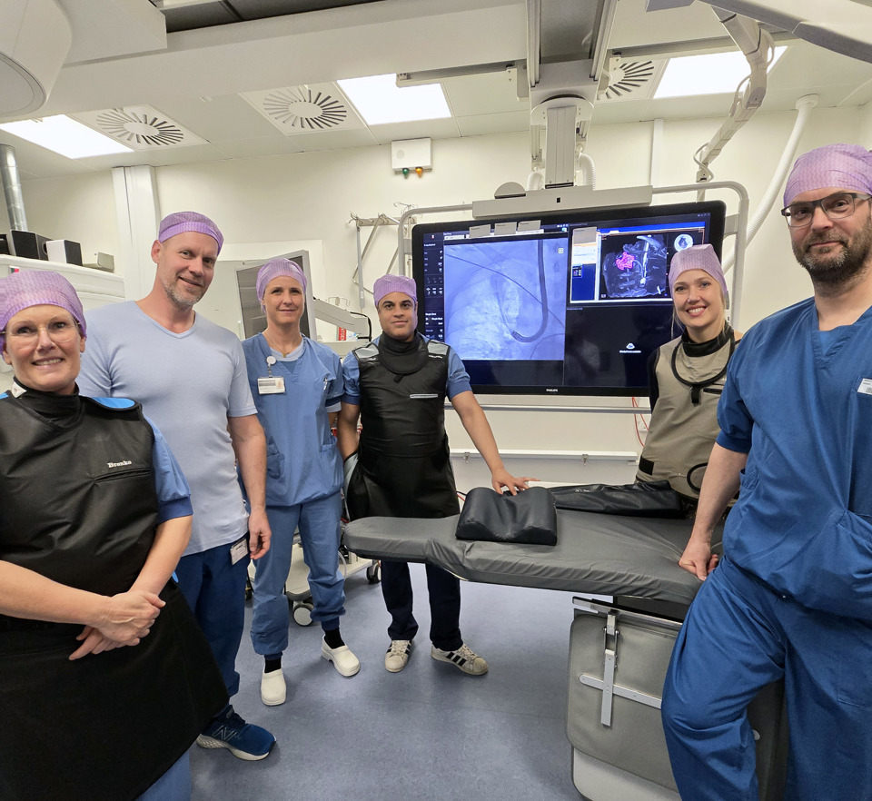 læger og sygeplejersker i uiform på en OPstue