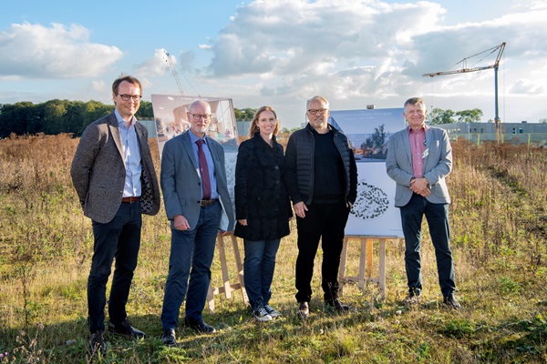 Regionsrådsformand for Region Syddanmark Stephanie Lose, afdelingschef hos A. Enggaard A/S Jens Skinnebach, formanden for Region Syddanmarks anlægs- og innovationsudvalg, Karsten Uno Petersen og formanden for Region Syddanmarks psykiatriudvalg, Thies Mathiasen til underskrift af kontrakten for opførelsen af den nye voksenpsykiatri