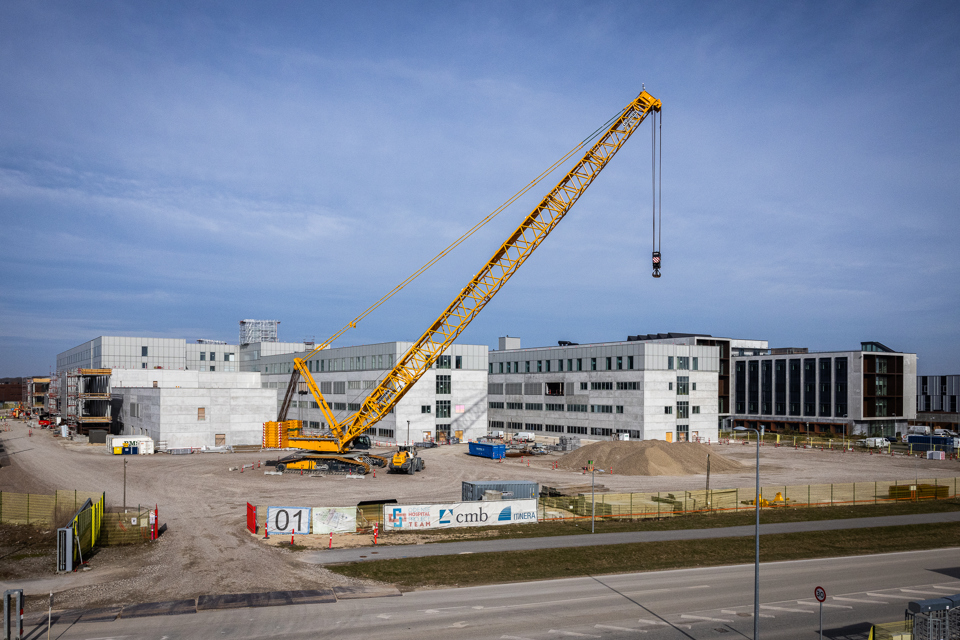 Bygningernes ydre rammer er næsten på plads på byggepladsen for det nye OUH i maj 2021