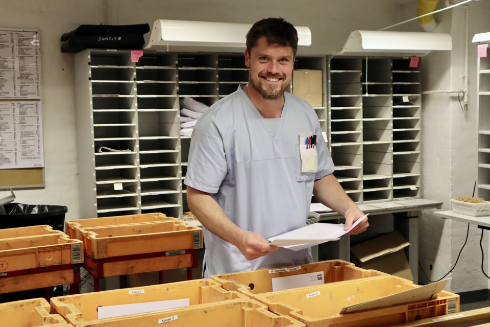 Logistikoperatør sorterer post