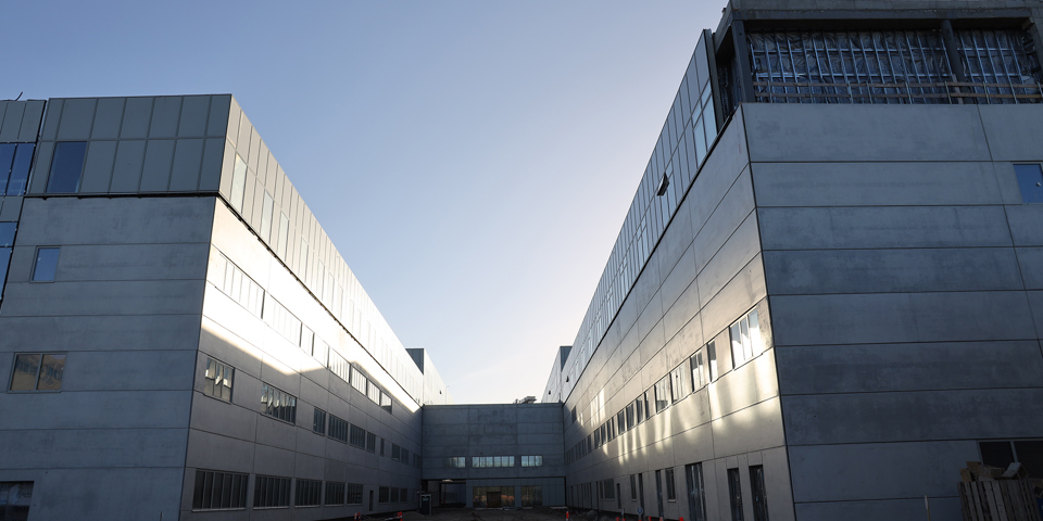 Solnedgang over byggeriet af det nye OUH - januar 2022