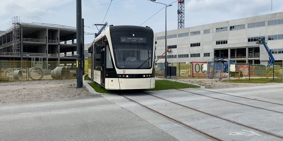 Letbanen kører testkørsel gennem byggeriet af det nye OUH