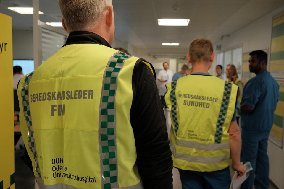 Ryggen af beredskabsledere, der er samlet