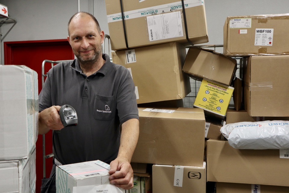 Logistikoperatør scanner pakker i varemodtagelsen