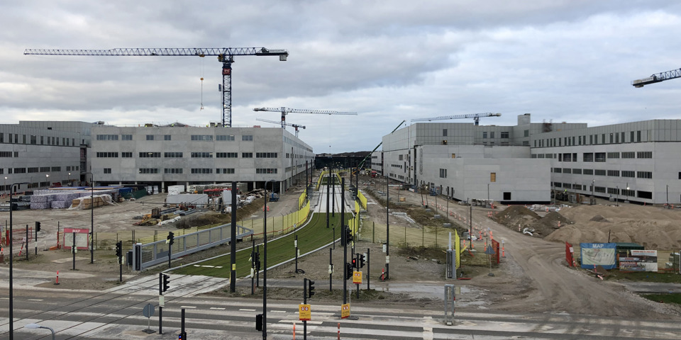 Kig ned af letbanen langs Vidensaksen midt i byggeriet af det nye OUH i december 2021