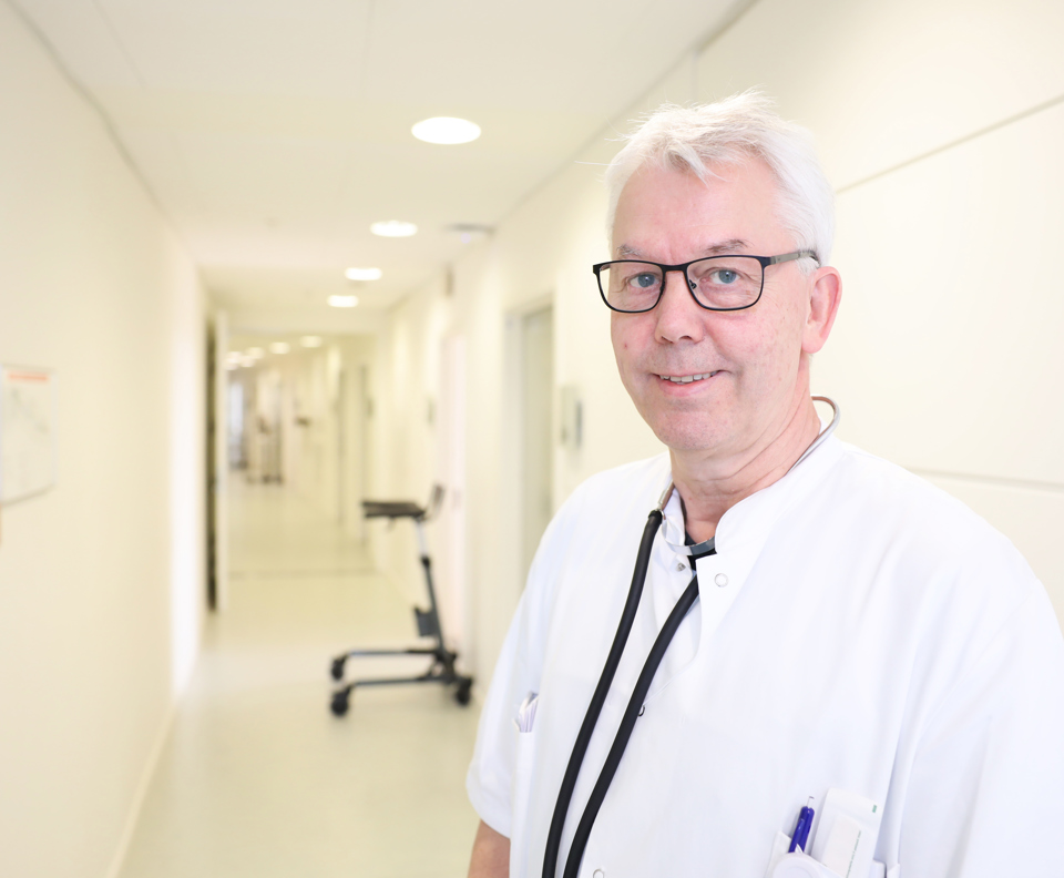 Rene Klinkby Støving står på hospitalsgang i kittel