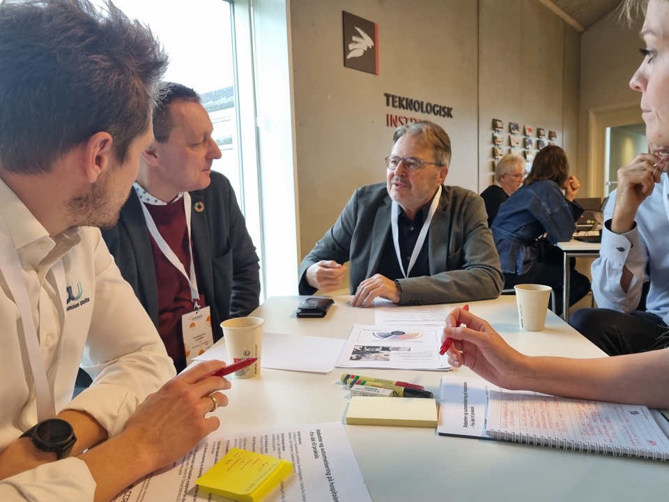 Gruppearbejde til workshop om robotteknologi