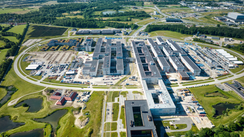 Dronefoto af byggeriet af det nye OUH - set fra SDU