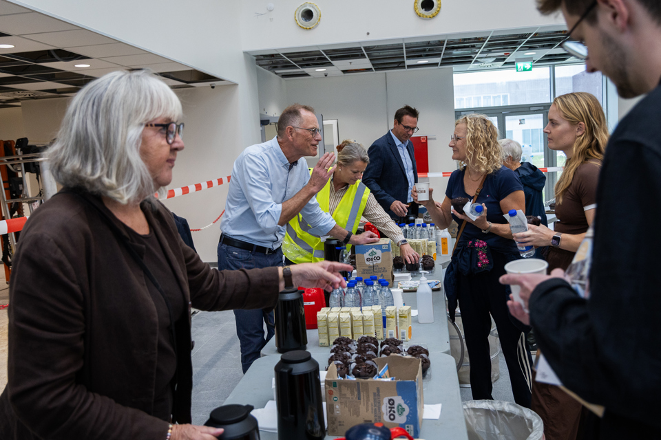 Direktører og politikere serverer kaffe