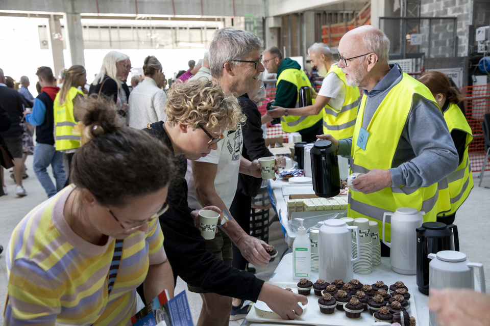 Besøgende får serveret kaffe